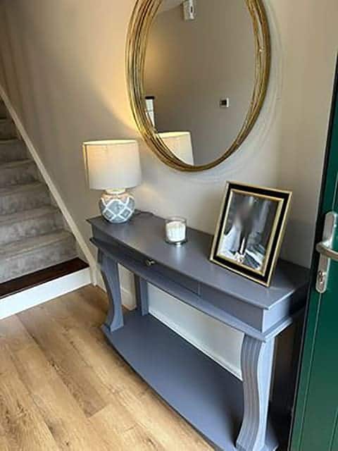 Console table drawers curved