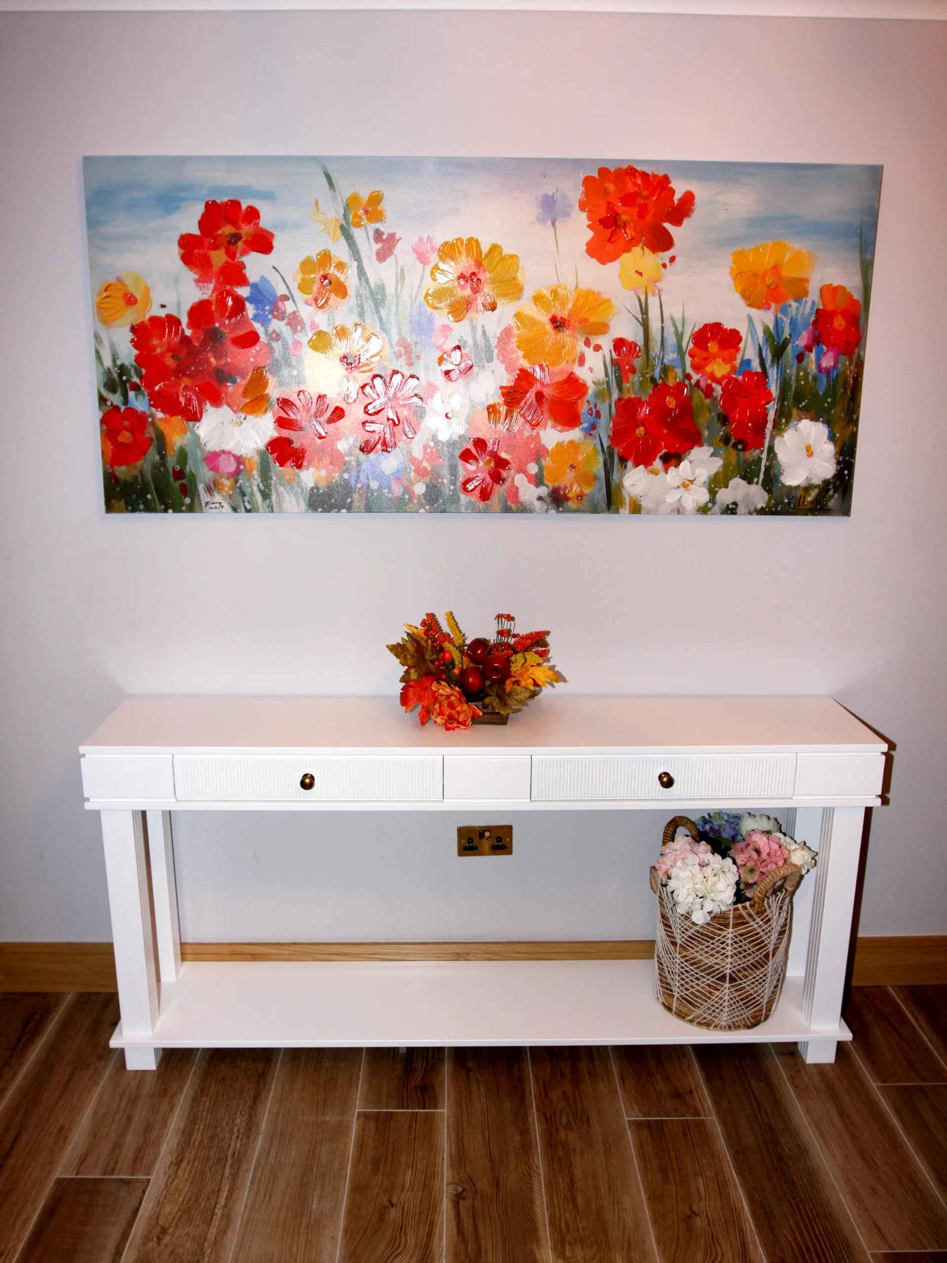 White Console table with drawers